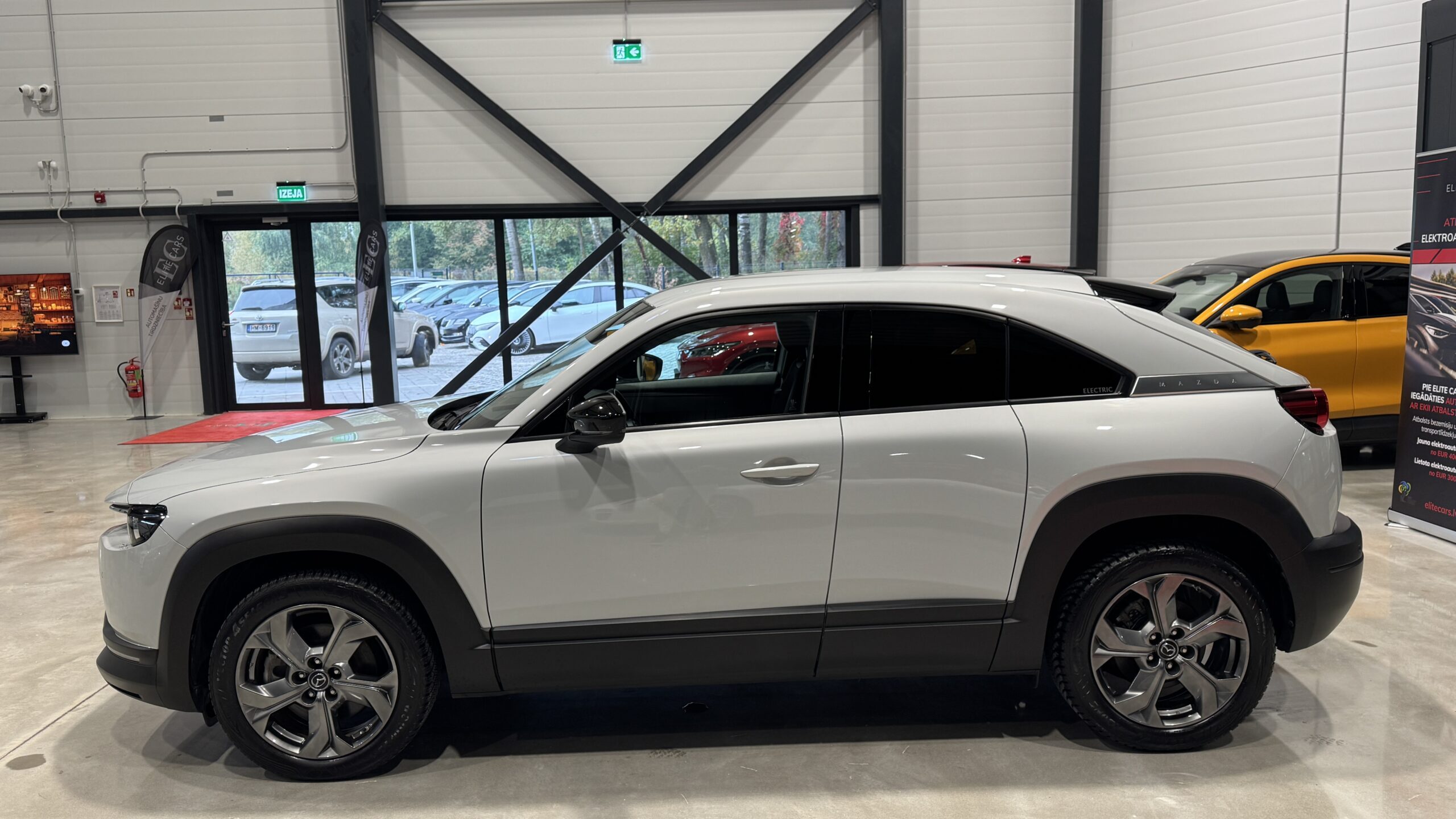 Car image 4