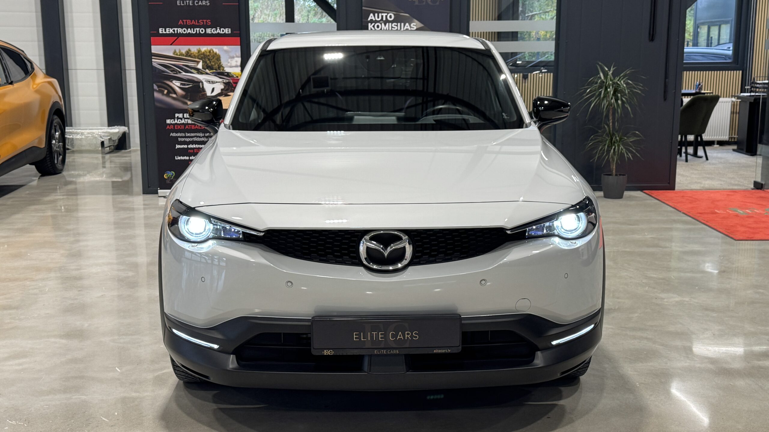 Car image 2