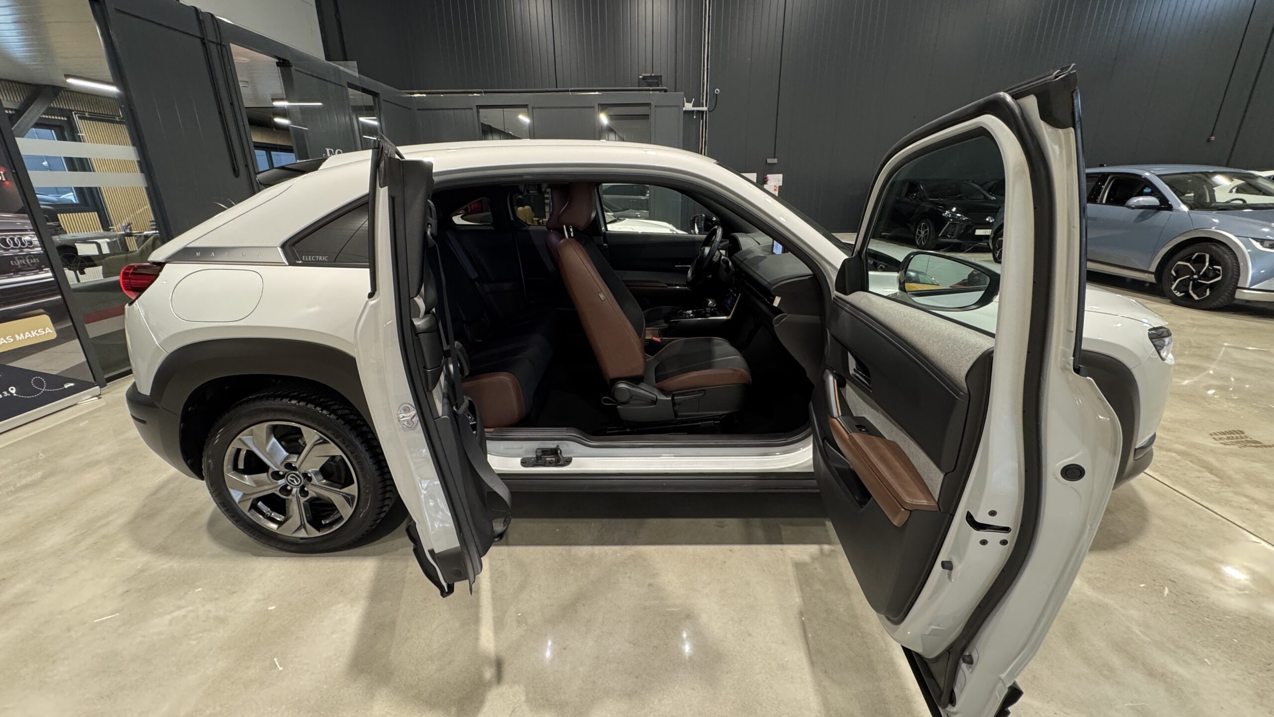 Car image 21
