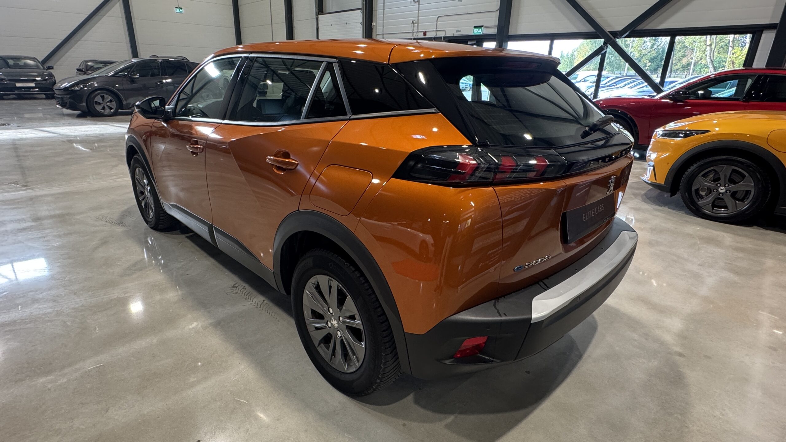 Car image 4