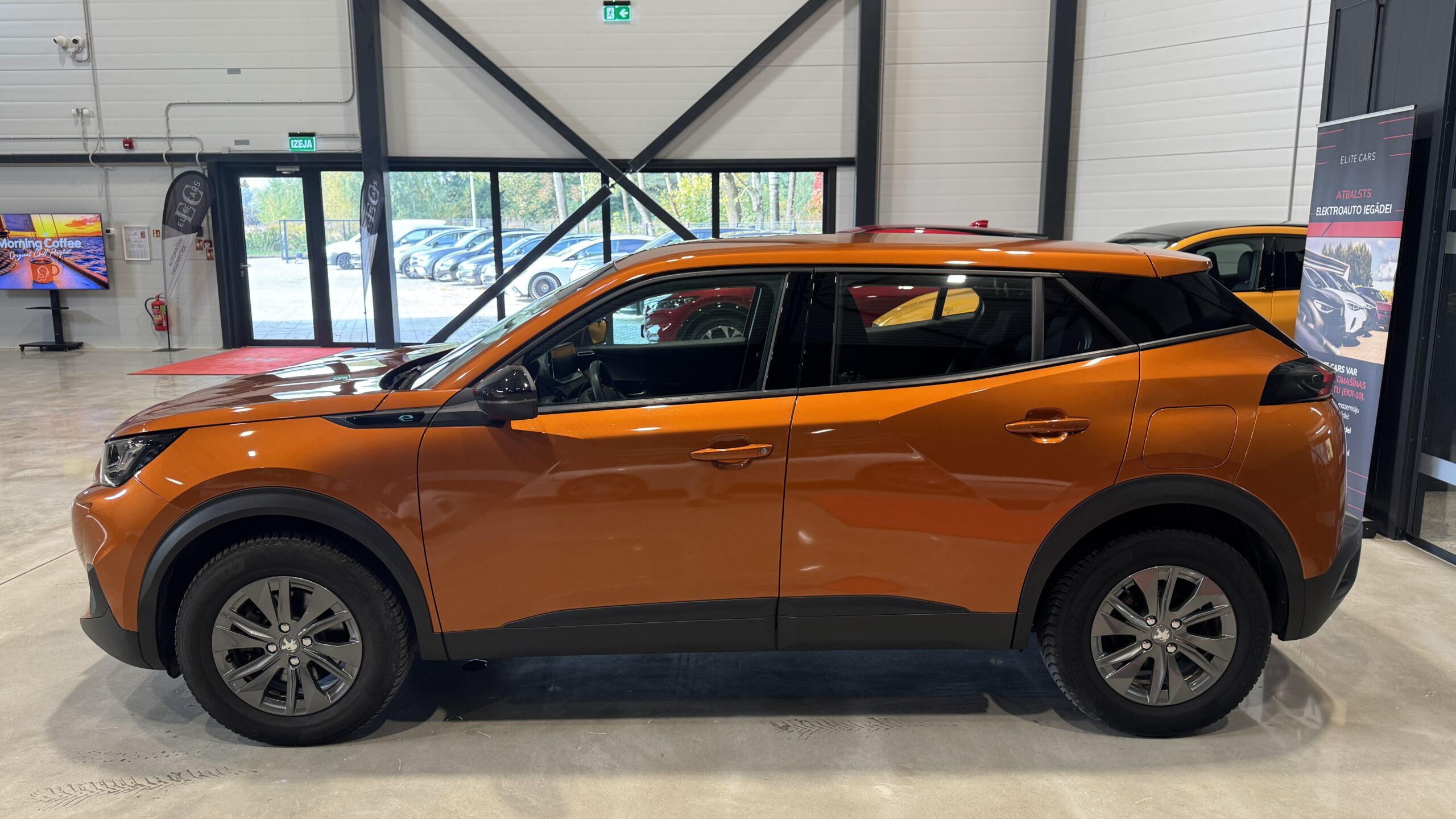 Car image 9