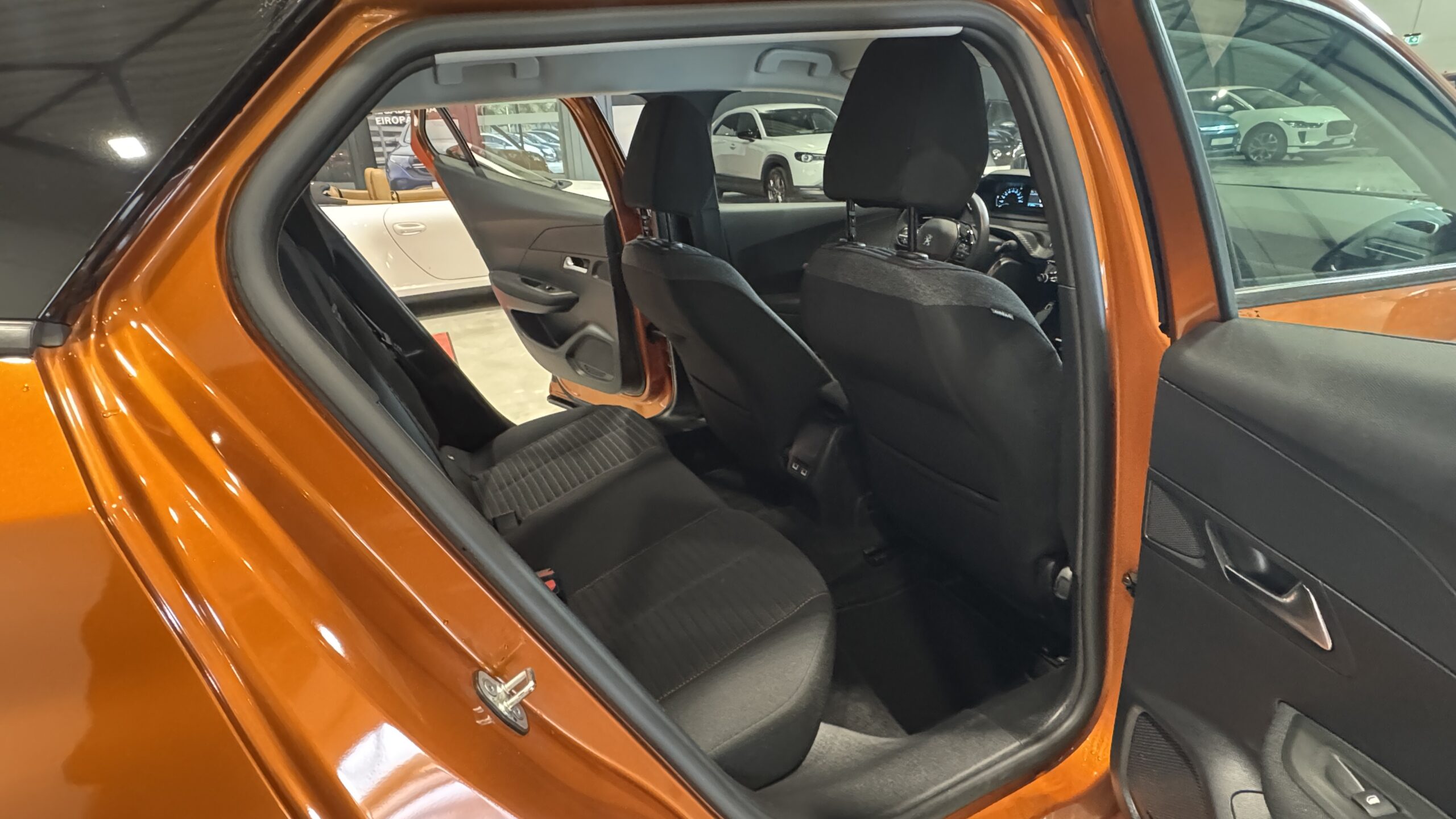 Car image 12