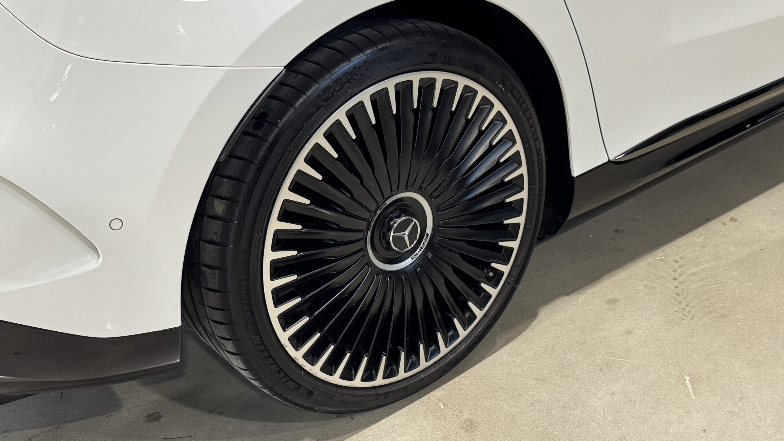 Car image 24