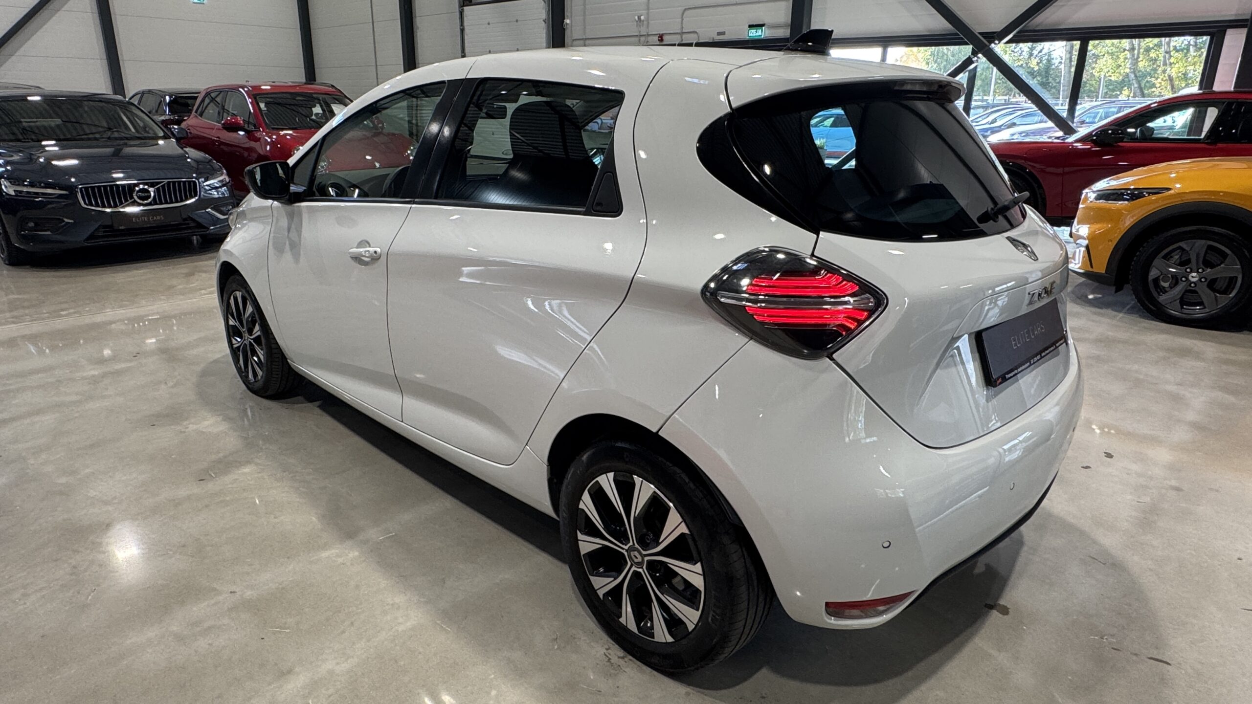 Car image 4