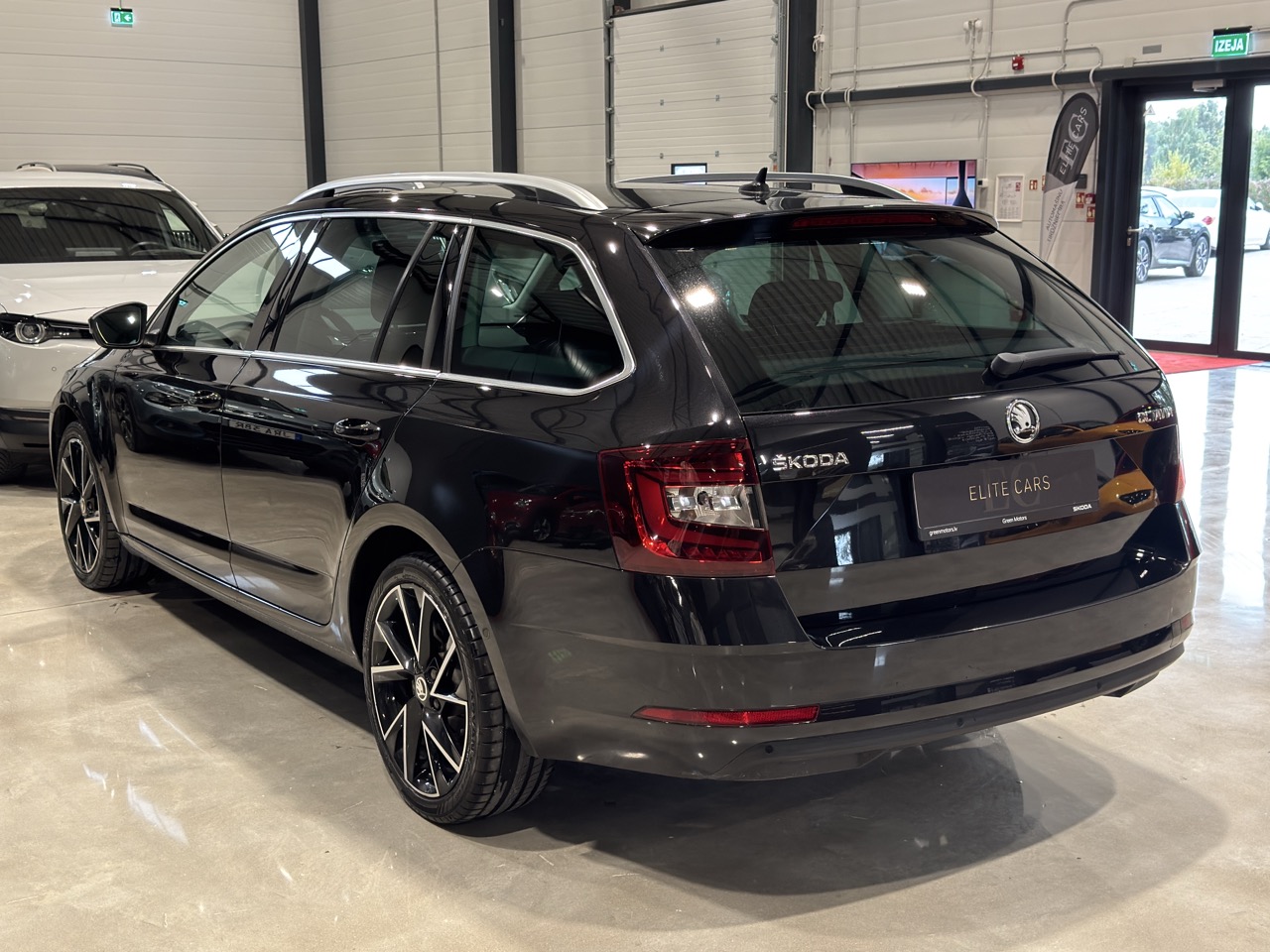 Car image 3