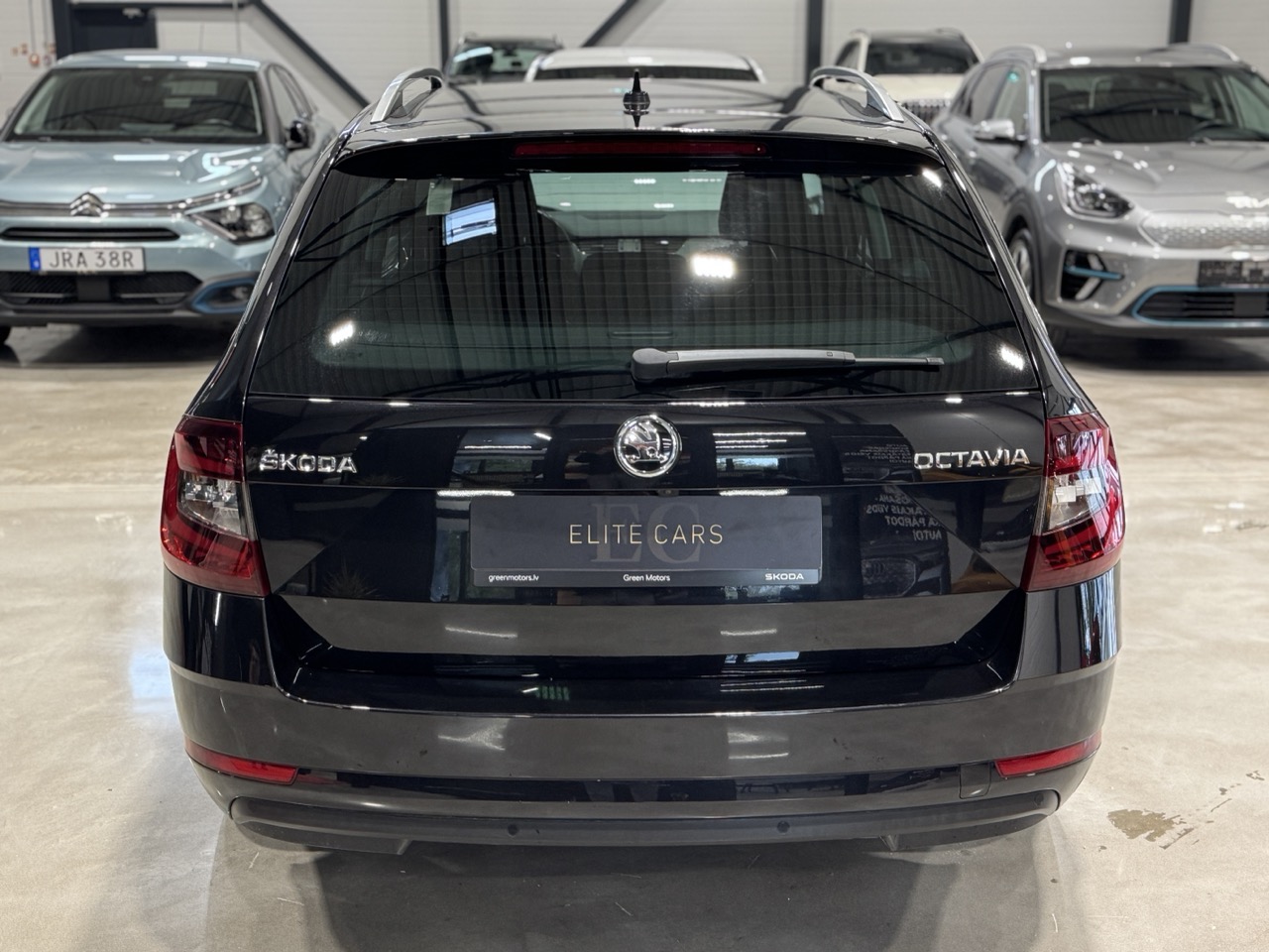 Car image 4