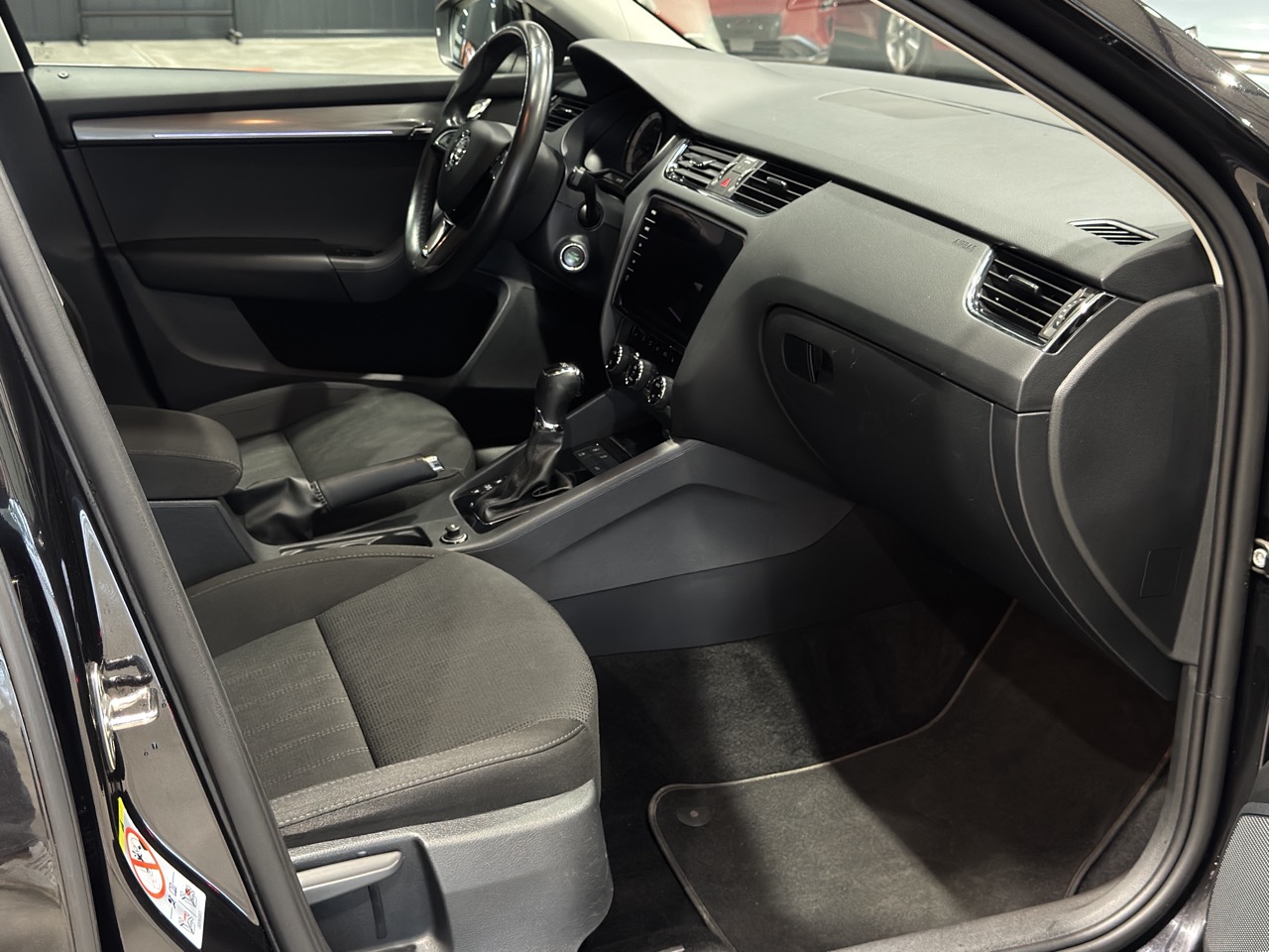 Car image 9