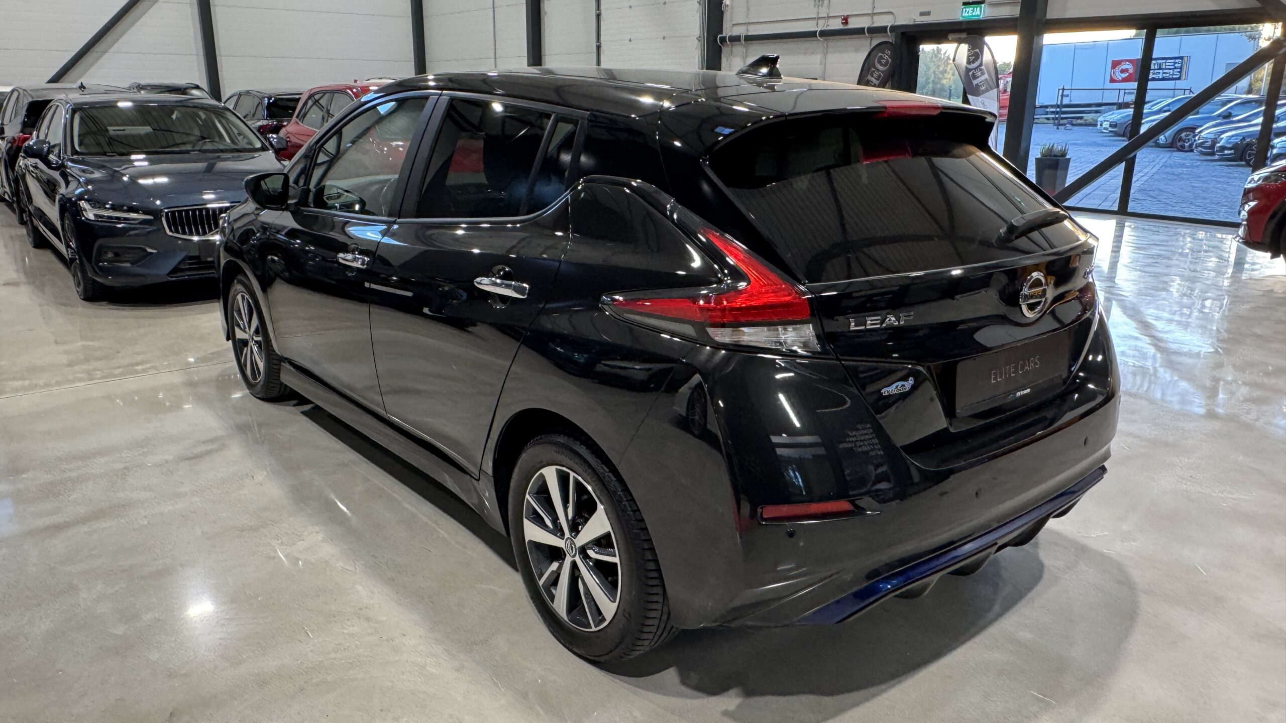 Car image 4