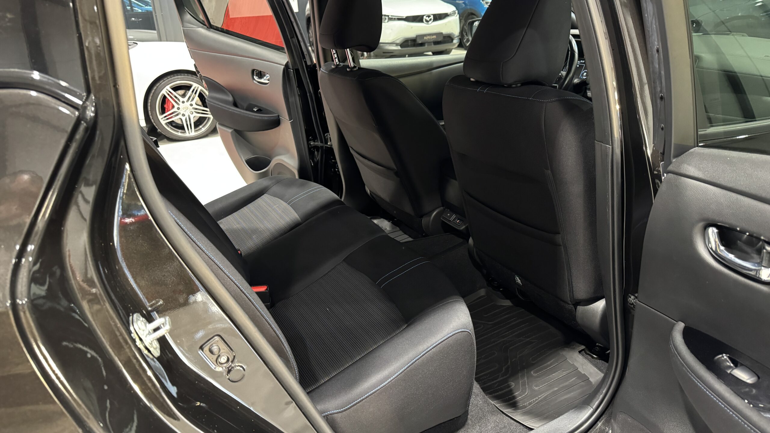 Car image 10