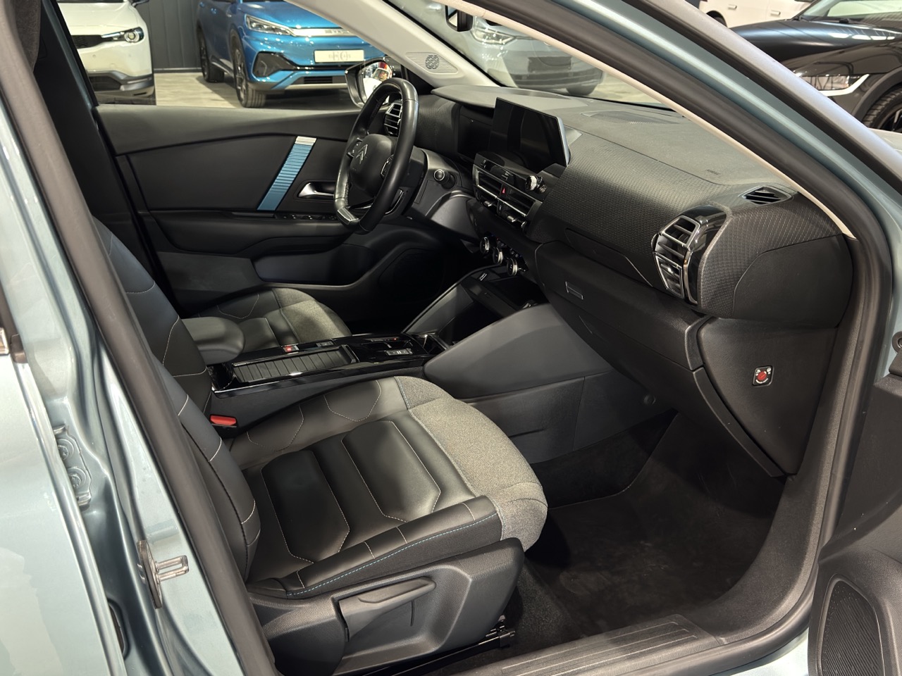 Car image 9