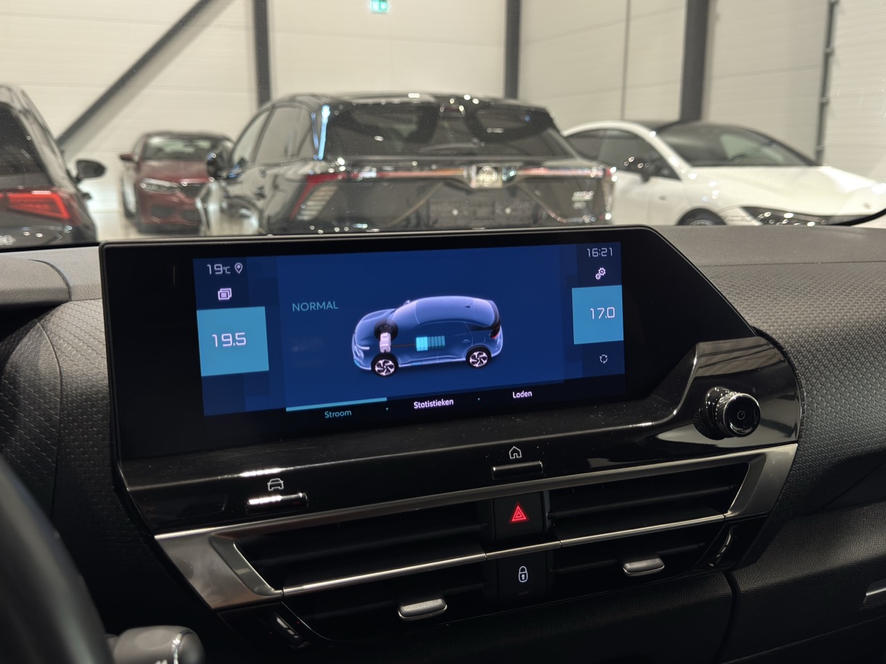 Car image 14