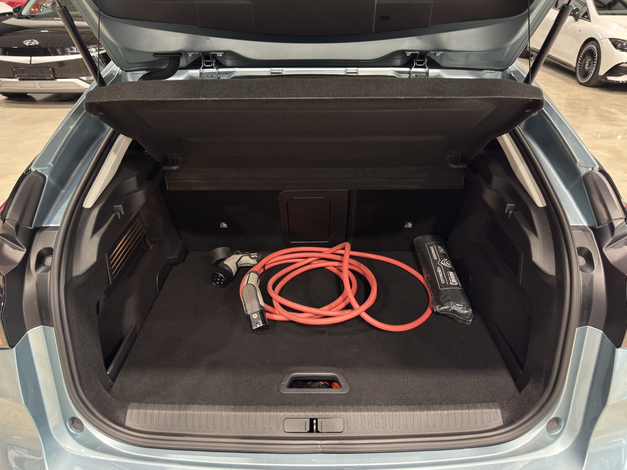 Car image 25