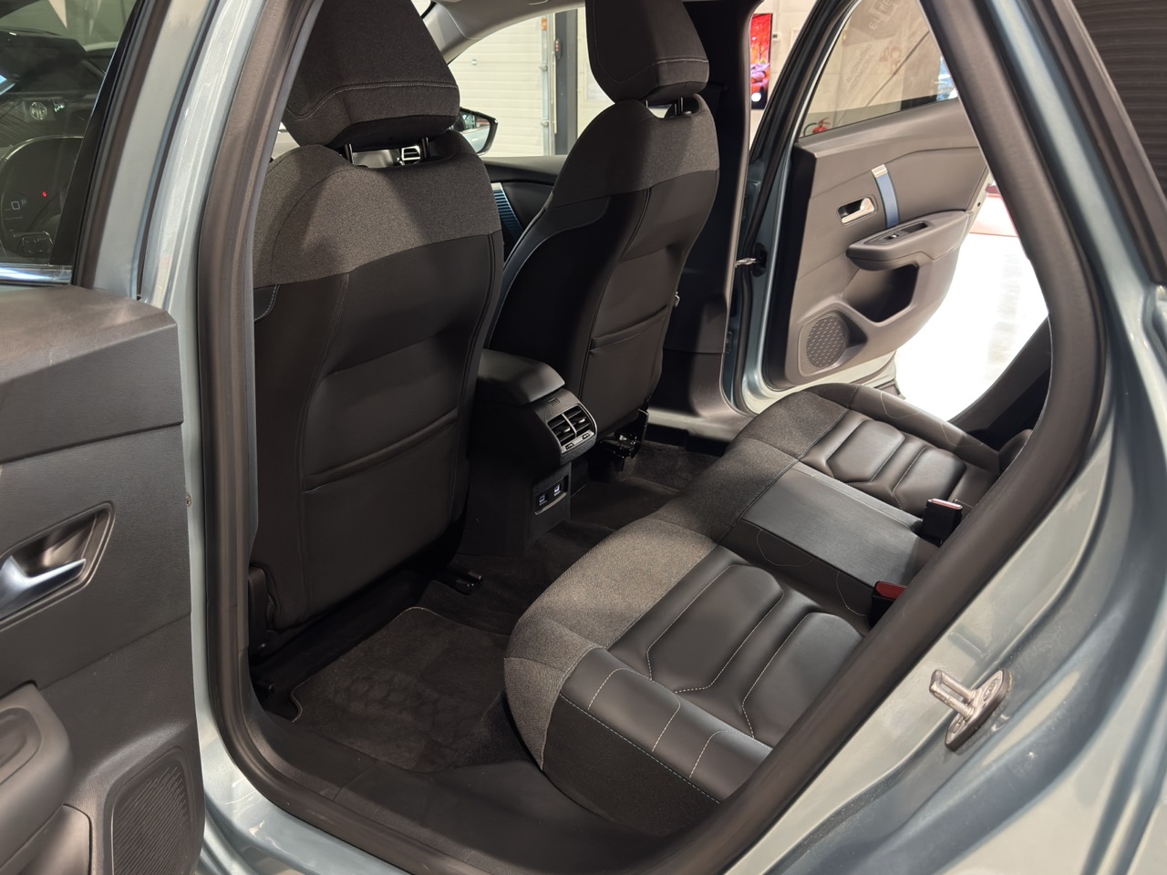 Car image 26