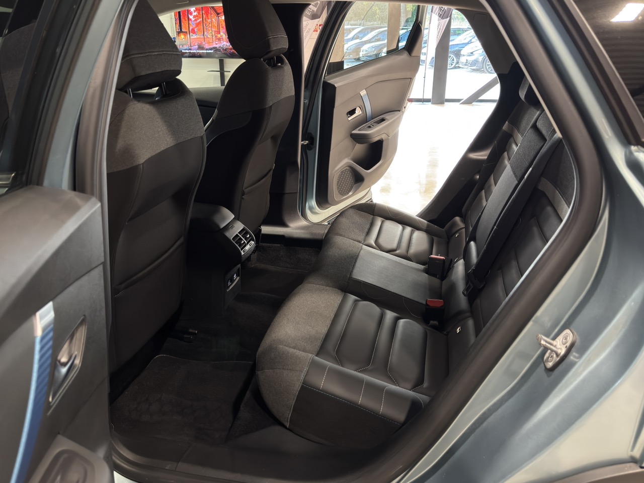 Car image 27