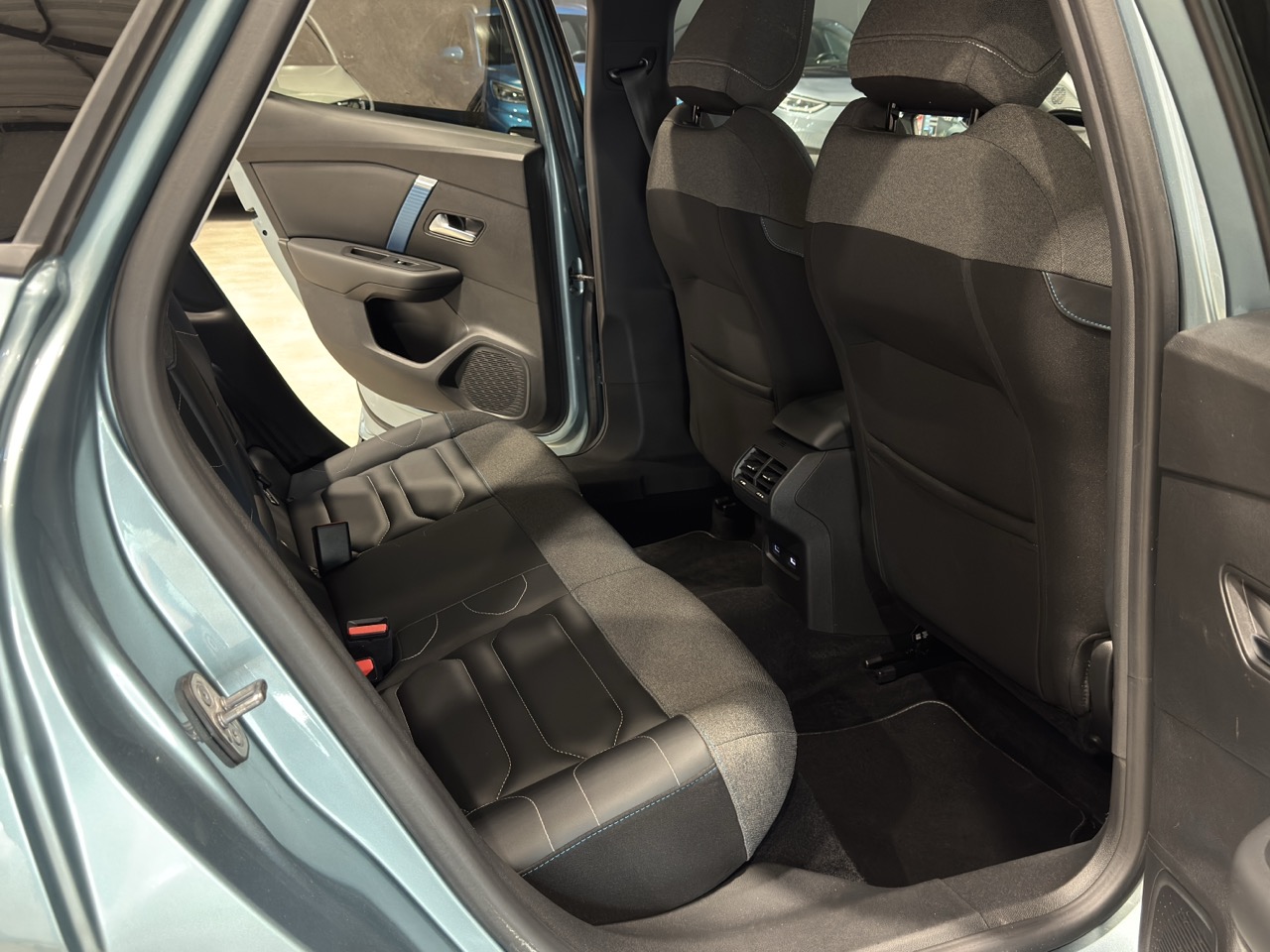 Car image 28