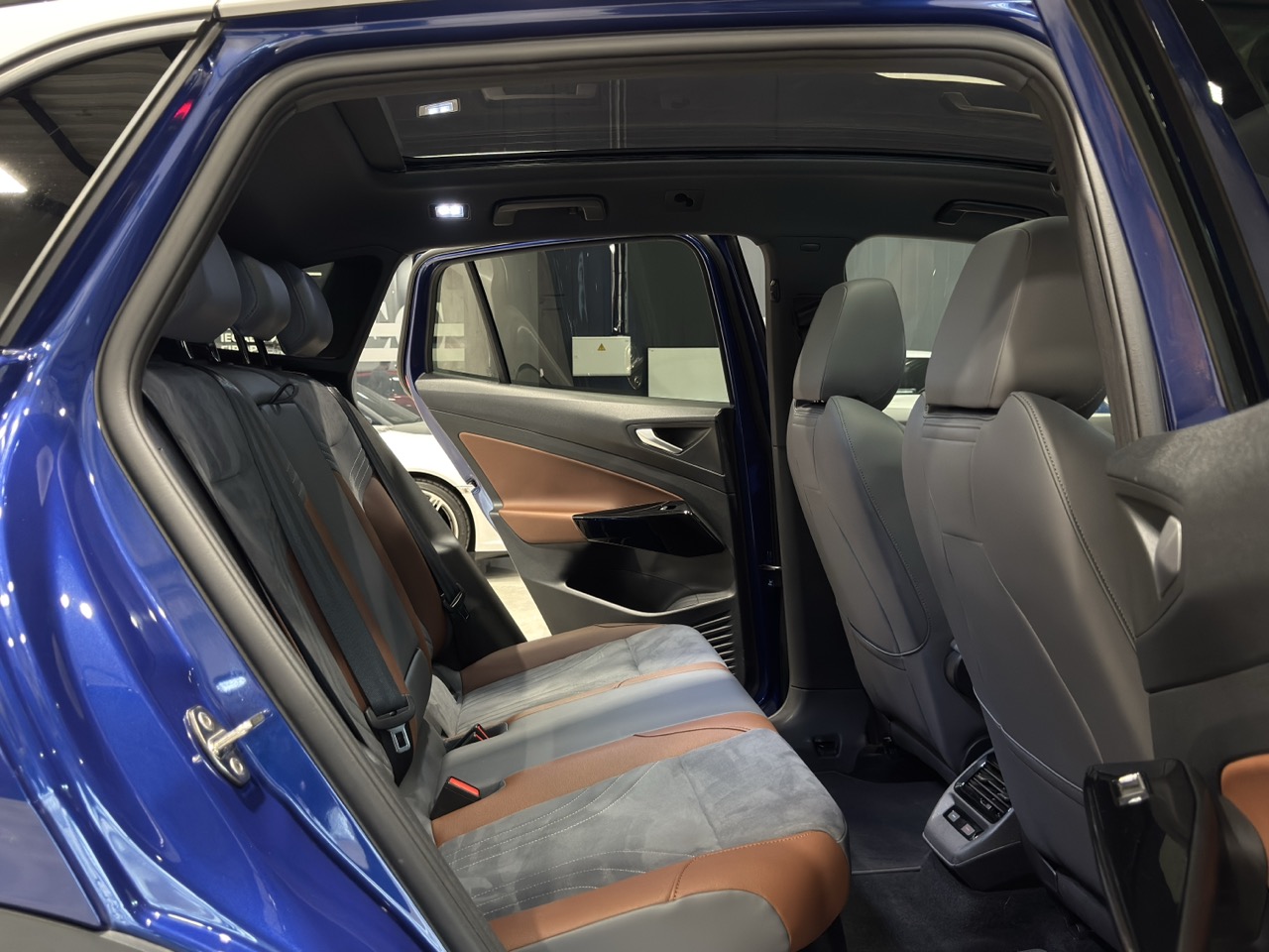 Car image 34