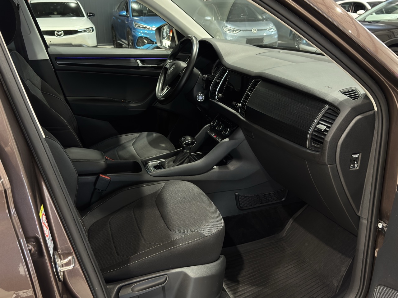 Car image 9