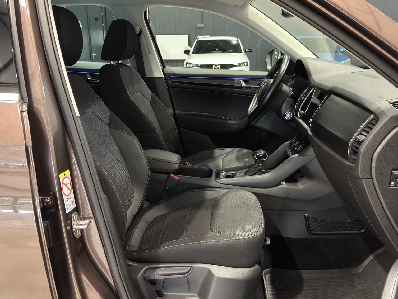 Car image 10