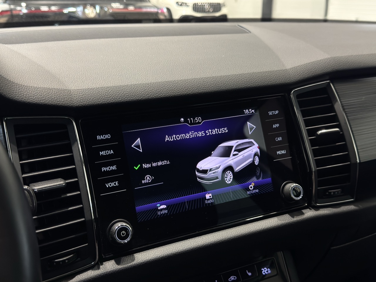 Car image 17