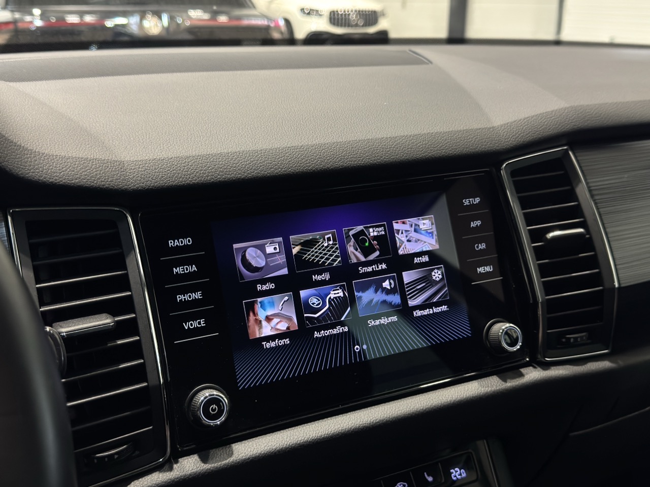 Car image 18