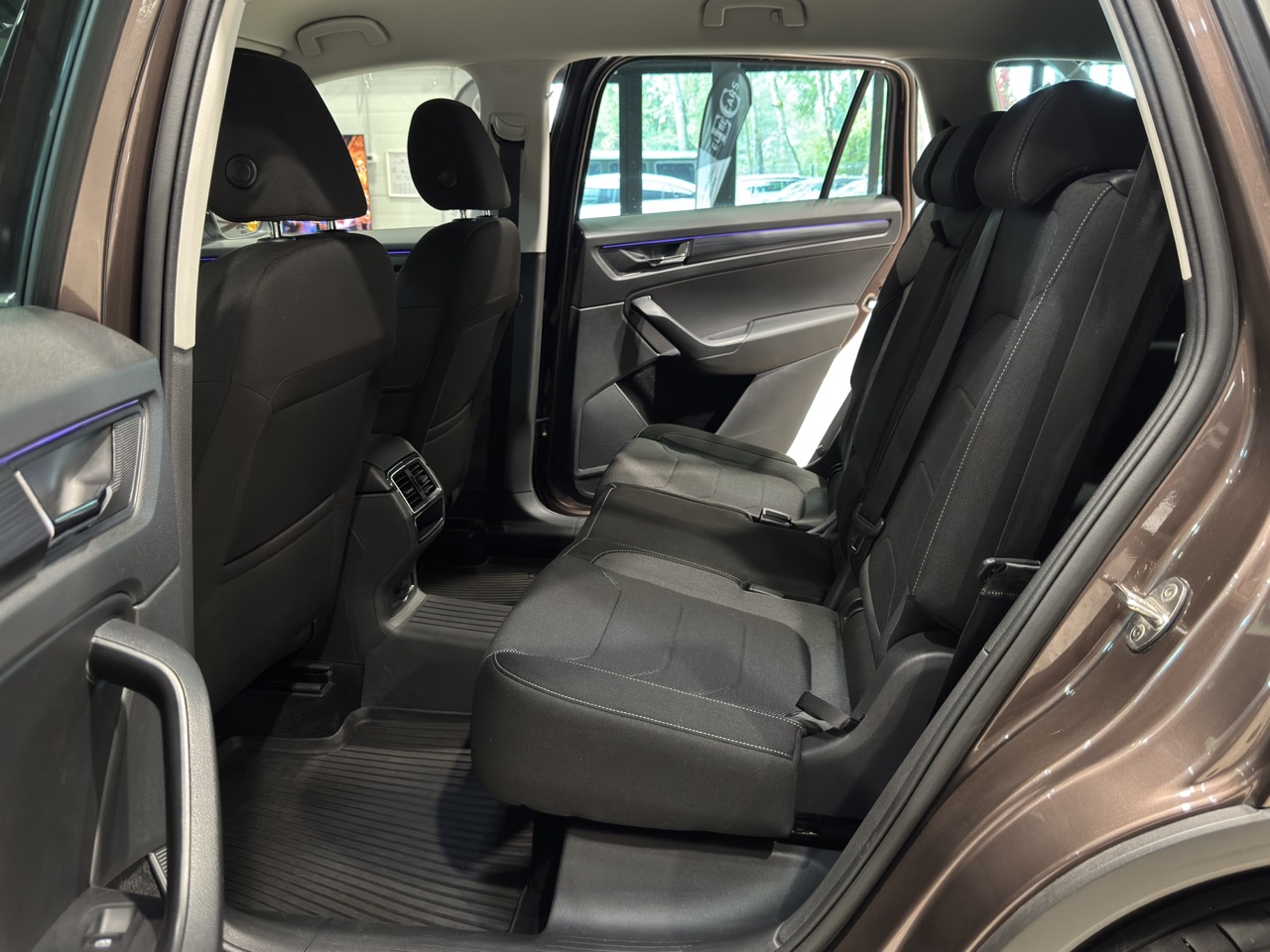 Car image 24