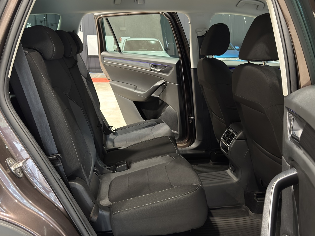 Car image 26