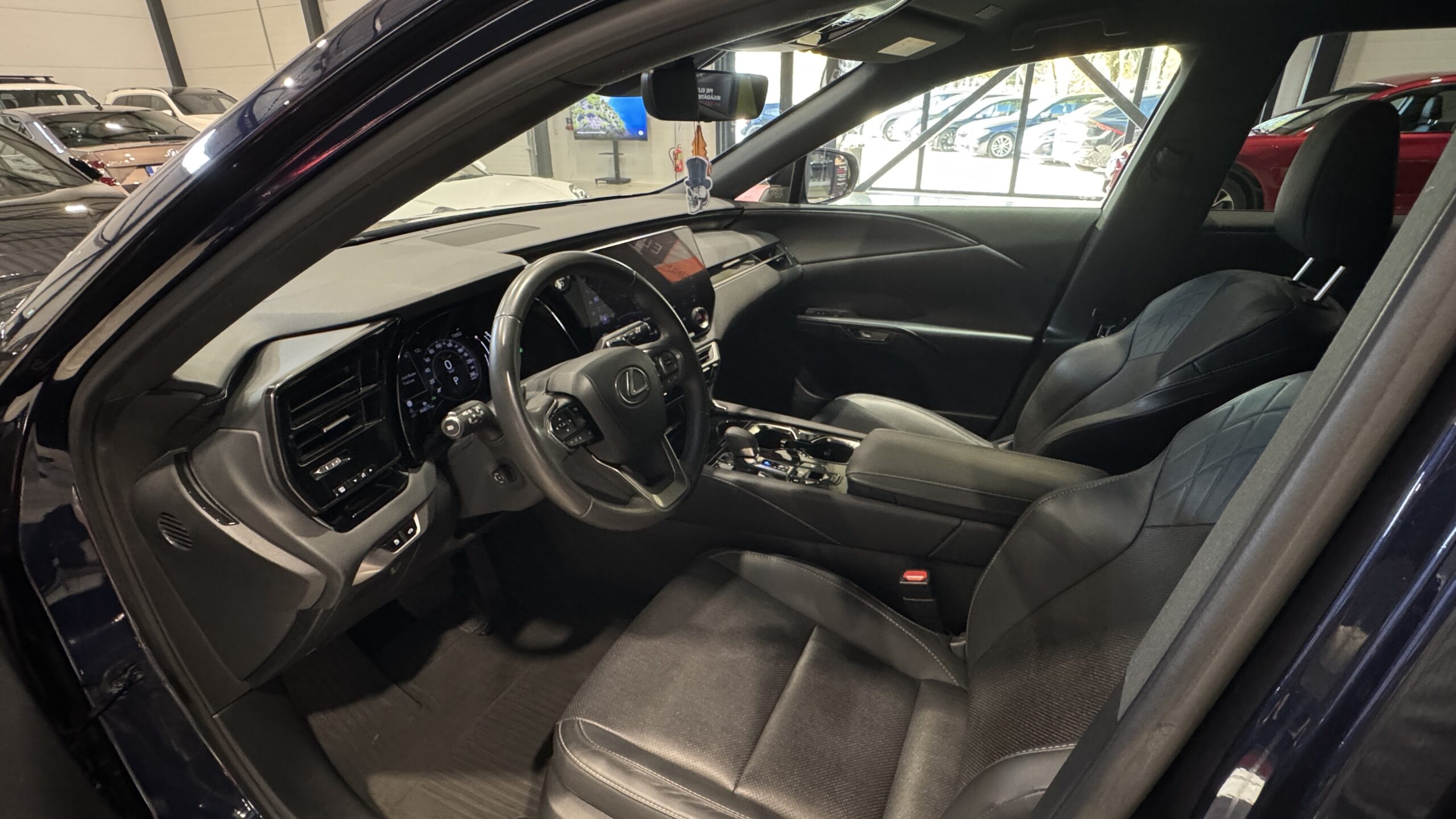 Car image 13
