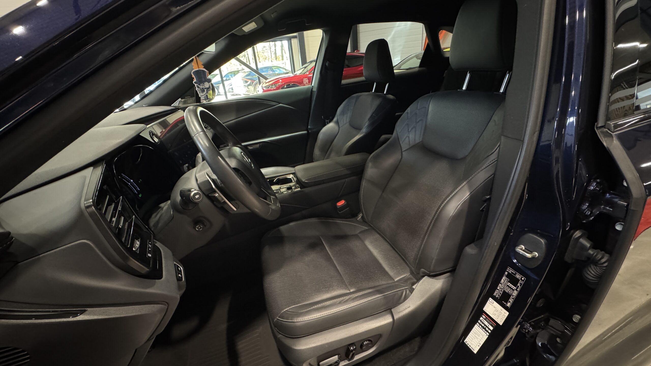 Car image 14