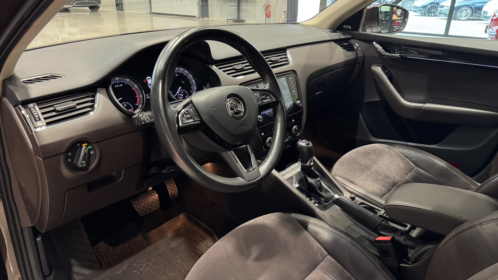 Car image 8
