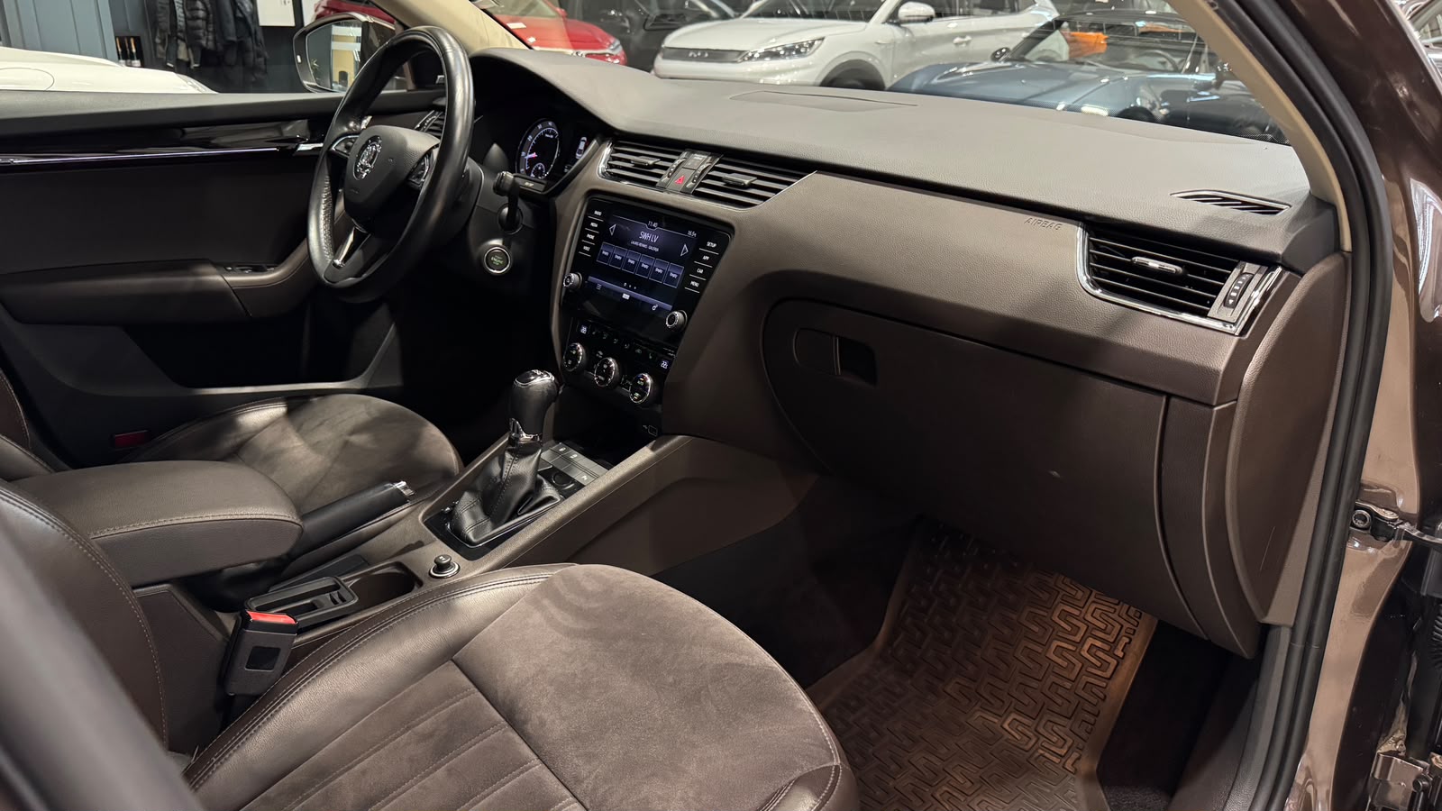 Car image 16
