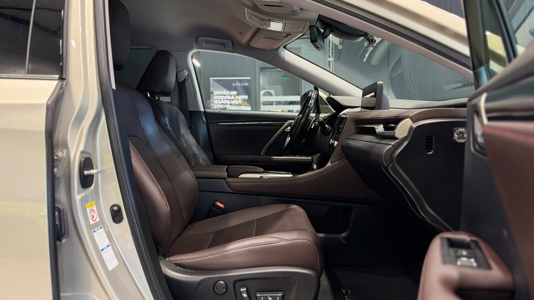 Car image 17