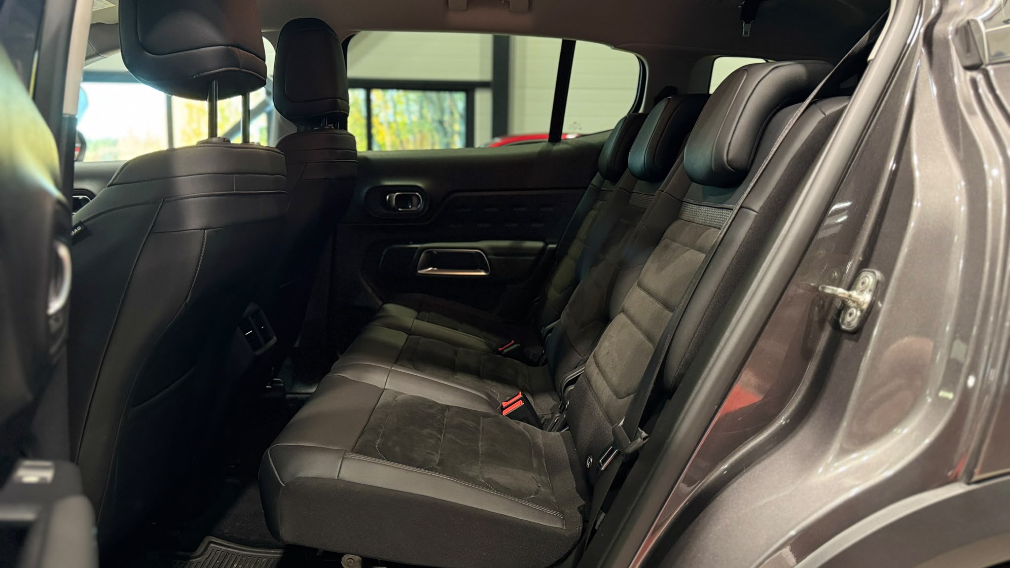 Car image 19